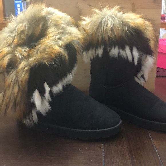 Black Boots W/ Faux Brown Fur On The Top And Side - Picture 3 of 3
